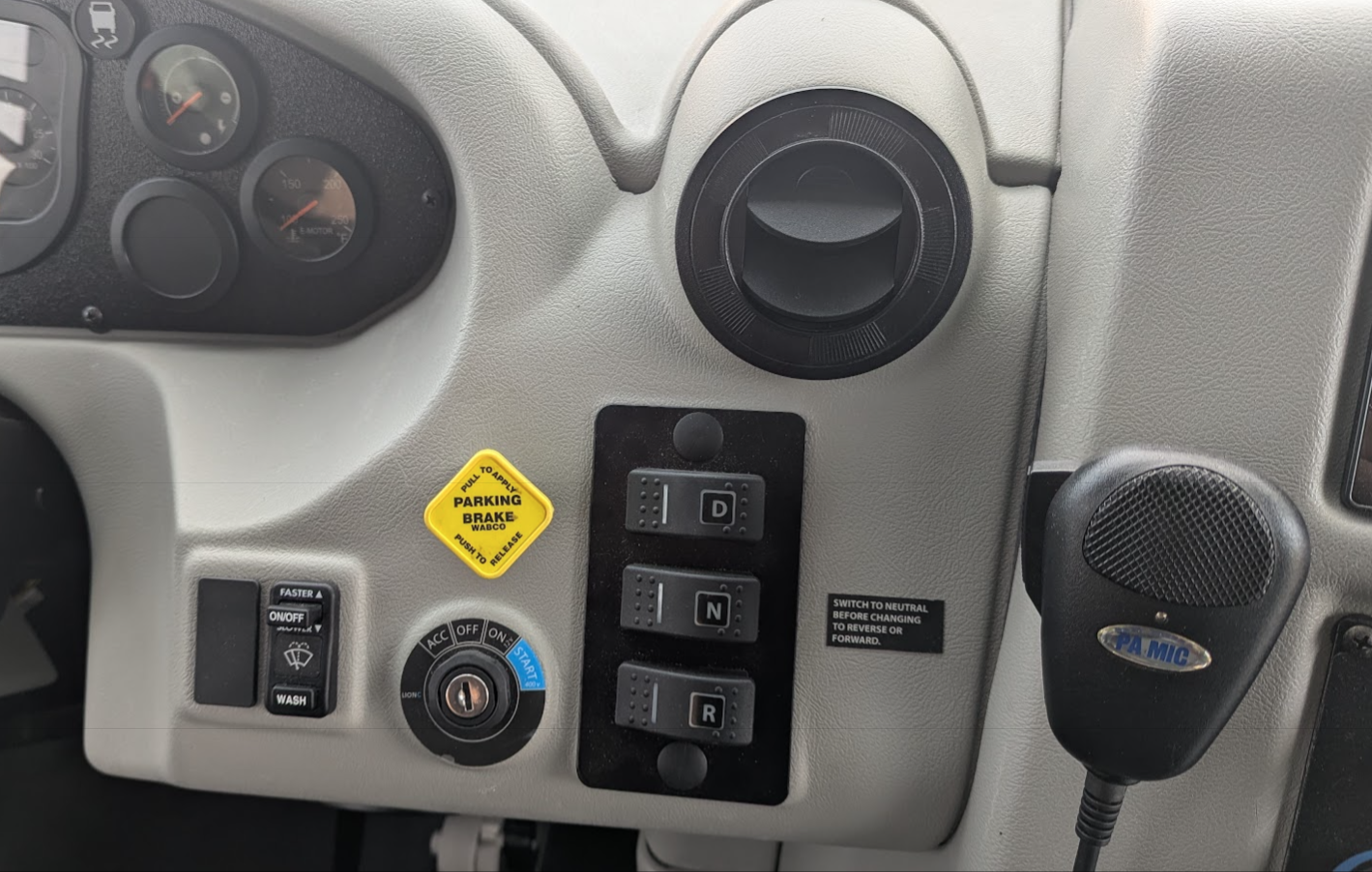 Bouton jaune du frein de stationnement d’un système de freinage pneumatique