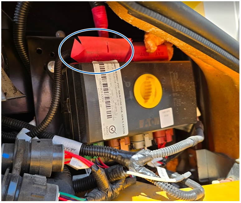 – Écrous à resserrer (sous le cache rouge).