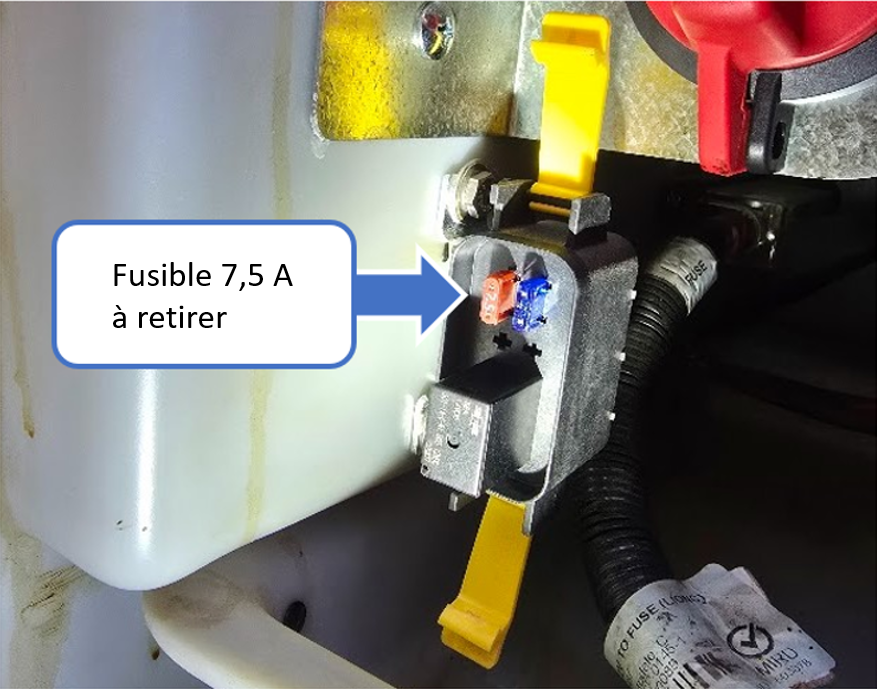– Fusible 7.5 A à retirer temporairement.